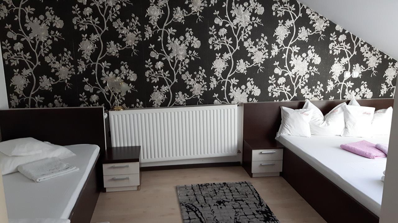 Pension Rozeclas Oradea Exterior photo